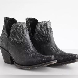 Like NEW Ariat Hazel Leather Ankle boot.